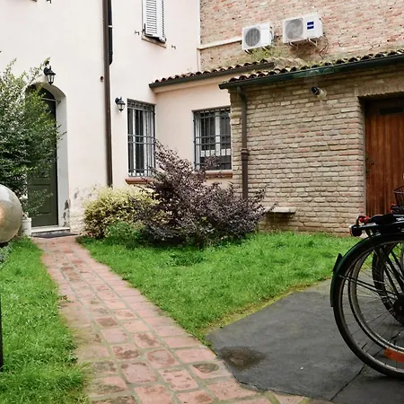 Degli Estensi - In Centro Storico Con Jacuzzi Lägenhet