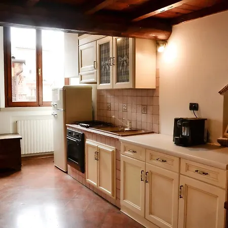 Degli Estensi - Jacuzzi & Parking Apartment *
