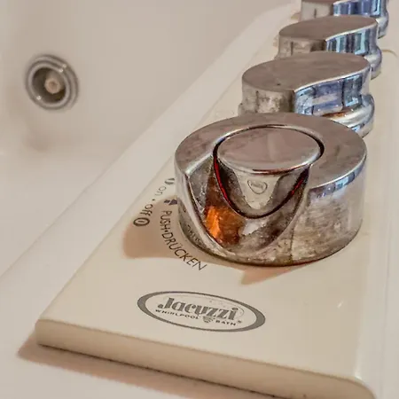 Degli Estensi - In Centro Storico Con Jacuzzi 페라라