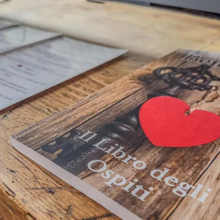 Degli Estensi - In Centro Storico Con Jacuzzi 아파트